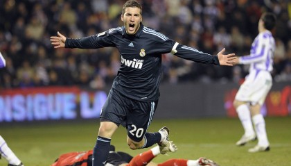 开云体育世界杯-独行侠击溃凯尔特人，恩比德在F1街道赛接管比赛，跨界统治力的终极隐喻