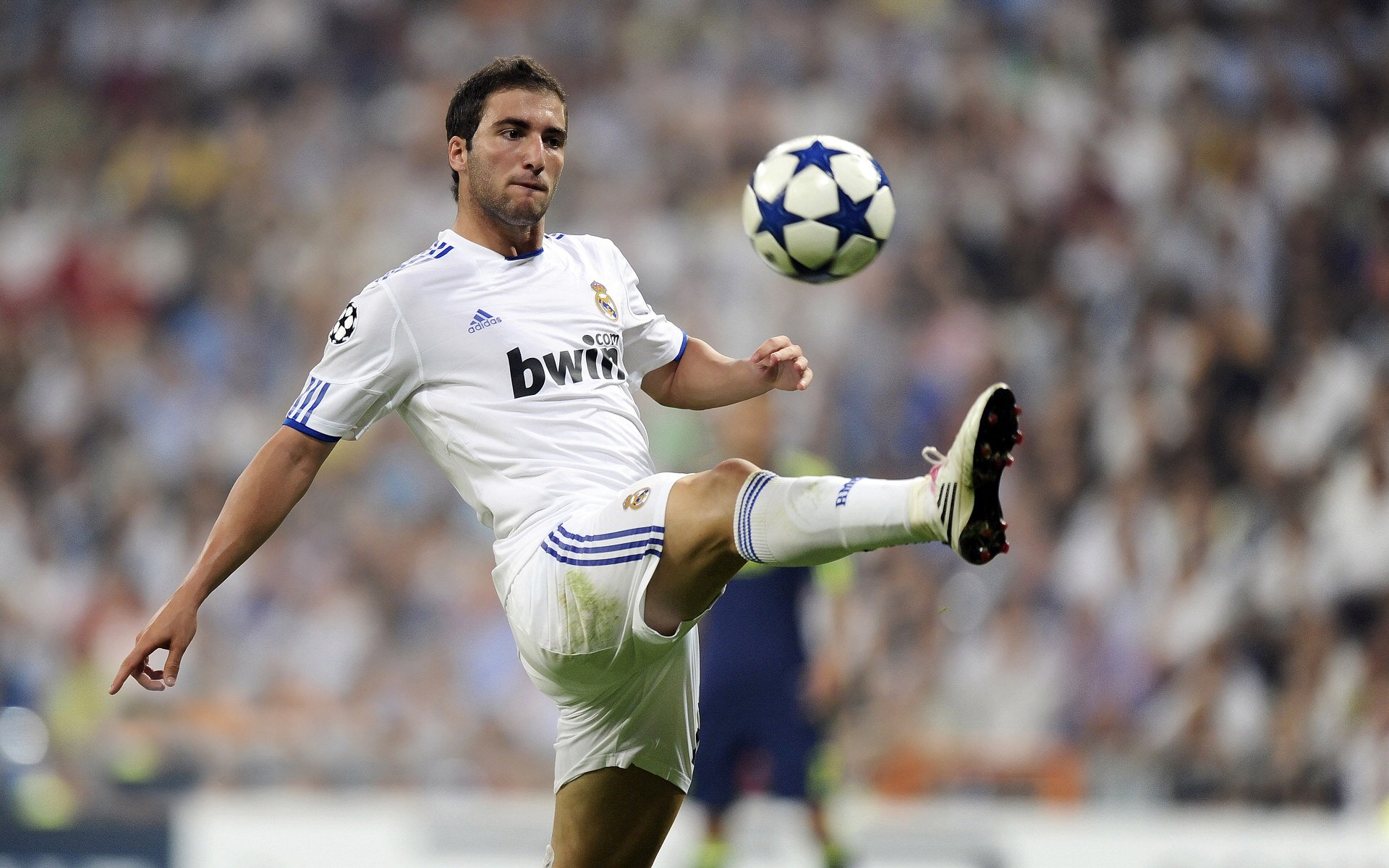 克瓦拉茨赫利亚统治全场,美国爆冷利物浦,足球世界的地缘政治变奏