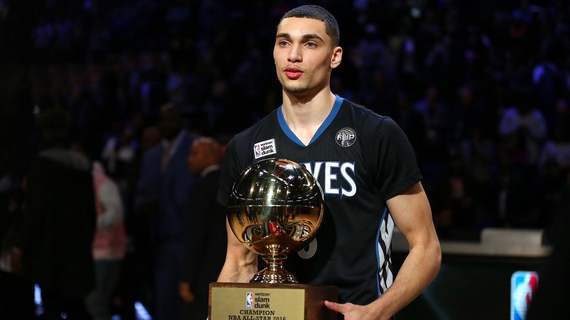 西亚卡姆爆发,爵士强势拿下深圳队,一场跨越太平洋的篮球对话